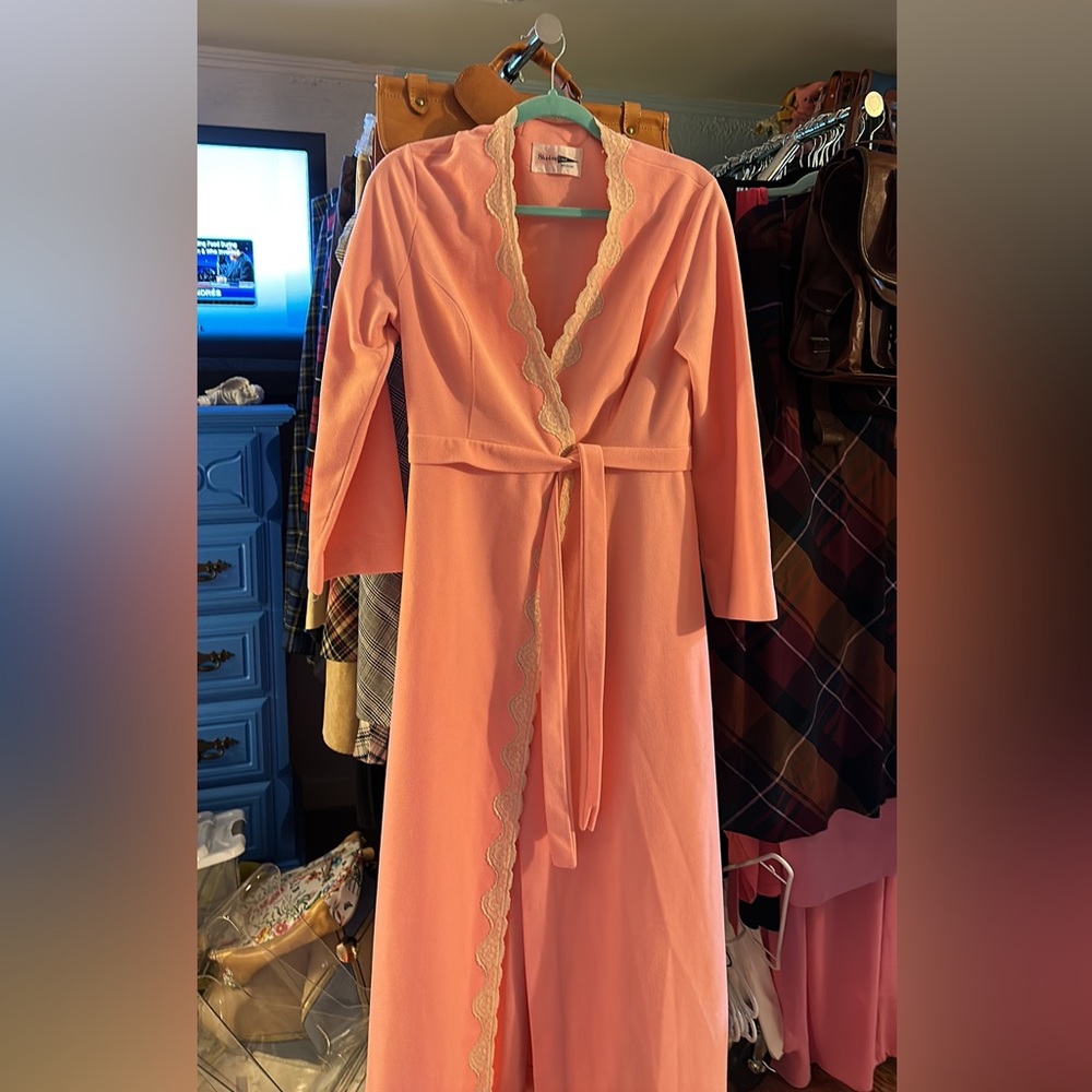 Vintage bubblegum pink bath robe Shadowline no flaws noted built in tie, lace